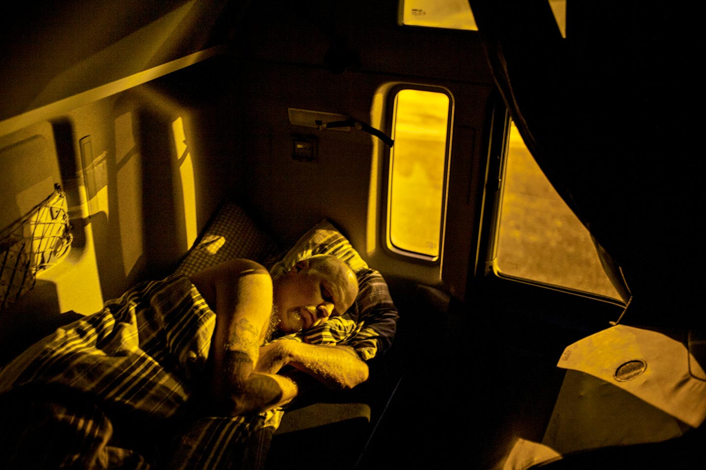 intimate-portraits-of-sleeping-truck-drivers-fotoroom