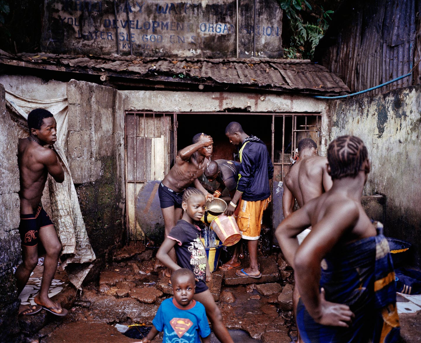 Люди живут все беднее. Сьерра Леоне девушки трущобы. Сьерра Леоне трущобы. Сьерра Леоне Африка.